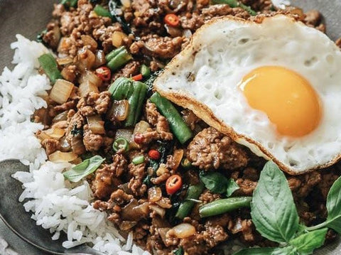 Krapauw fried egg - Thais pittige gehakt, basilicum en spiegel ei.